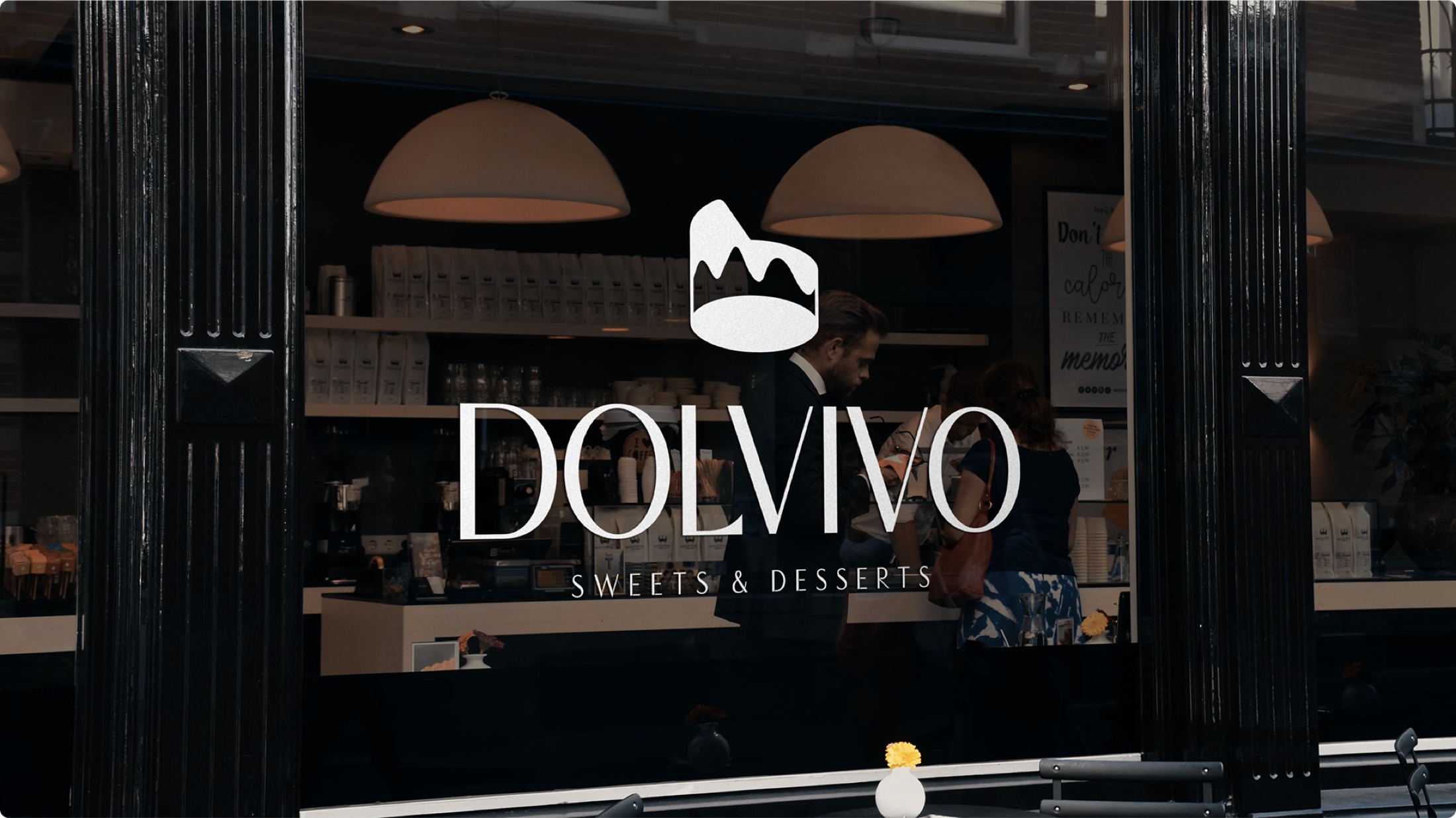 Dolvivo: storefront window — Portfolio visual / Scarlet Royal